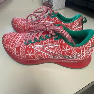 Brooks Christmas run merry holiday shoes